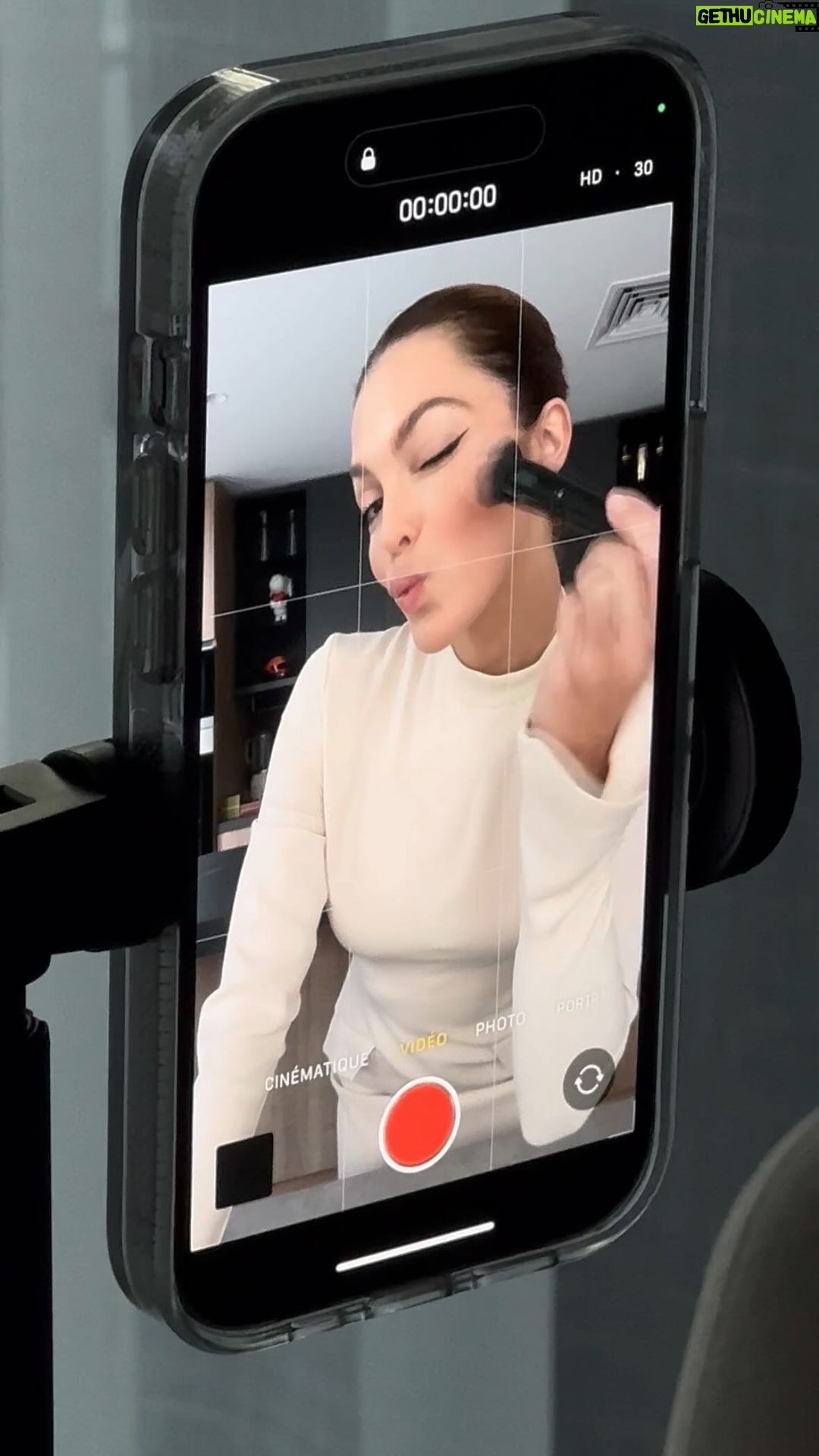Iris Mittenaere Instagram - Collaboration Commerciale self care self love avec @avene 🫶🏻🫶🏻 3 moments d’amour avec mon spray d’eau thermale : après la douche pour éliminer le calcaire, juste avant ma skincare pour apaiser et préparer ma peau, et juste après le make up pour le fixer naturellement 💕 Il est dispo en 3 formats différents pour m’accompagner partout 💗 #EnConfianceavecAvene #skincare
