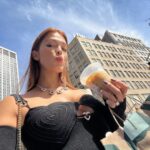 Iris Mittenaere Instagram - Few NYC things .. last one is my fav 🫶🏻 1) Mon truc pref dans les rues de NYC 🚕 2) la plus belle surprise d’arrivée 🥹 3) mon activité préférée 4) le genre de brunch qui me fait me réveiller le matin 😂 5) l’accessoire h24 🥤 6) si tu ne les manges pas, porte les 🍩😂 Manhattan, New York