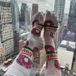 Iris Mittenaere Instagram - Few NYC things .. last one is my fav 🫶🏻 1) Mon truc pref dans les rues de NYC 🚕 2) la plus belle surprise d’arrivée 🥹 3) mon activité préférée 4) le genre de brunch qui me fait me réveiller le matin 😂 5) l’accessoire h24 🥤 6) si tu ne les manges pas, porte les 🍩😂 Manhattan, New York