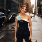 Iris Mittenaere Instagram - Back in my favorite 🍎 New York Fashion Week. Ready for the @toryburch show 🫶🏻 Photos @tiziano.raw le best Manhattan, New York