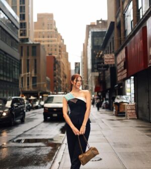 Iris Mittenaere Instagram - Back in my favorite 🍎 New York Fashion Week. Ready for the @toryburch show 🫶🏻
Photos @tiziano.raw le best