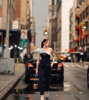 Iris Mittenaere Instagram - Back in my favorite 🍎 New York Fashion Week. Ready for the @toryburch show 🫶🏻
Photos @tiziano.raw le best