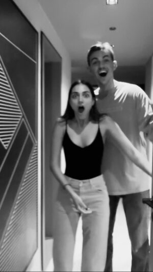 Iris Mittenaere Instagram - Je leur ai fait une petite surprise 😂😂 
Alors à votre avis ?! Qu’est ce que j’ai fait ?! 😄