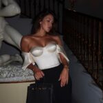 Iris Mittenaere Instagram - Bongiorno lago di Como 🇮🇹 J’ai trouvé un nouveau pote mais il avait pas trop l’air content de me voir .. Villa d'Este - Lake Como