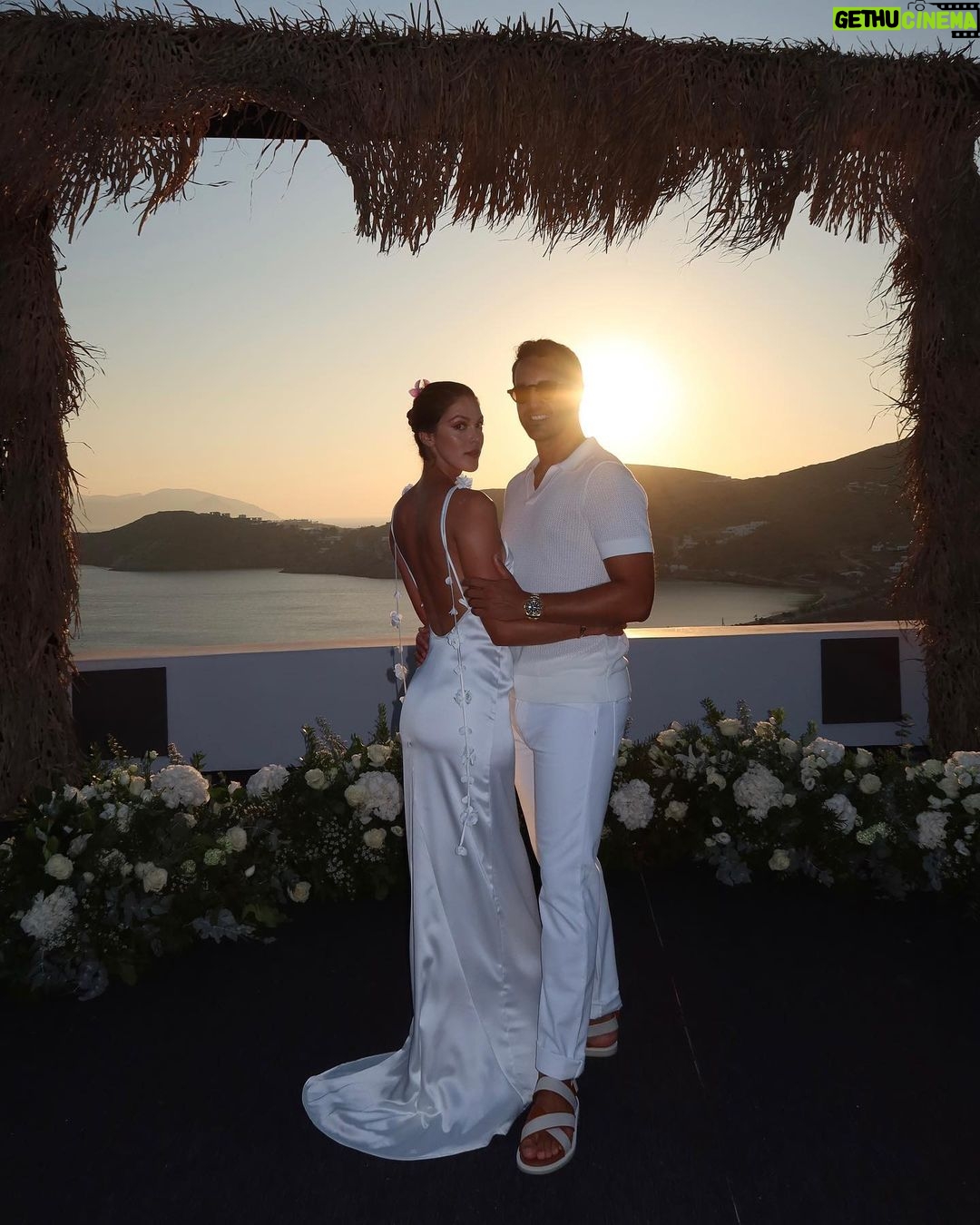 Iris Mittenaere - 211.7K Likes - Celebrating Love 💗
Comment utiliser le sublime décor de @superplanner pour faire un nouveau fond d’écran 😂🫶🏻
Félicitations @fionaelbaz & @sachaelbaz 🤍 c’est leur 9 eme mariage, ils se marient partout dans le monde 🥹#fionasachawedding