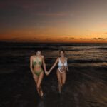 Iris Mittenaere Instagram - Wishing you a lot of love and laugh 🎄 Pas de traditionnel sapin, mais le ciel avait revêtu ses plus belles couleurs pour vous souhaiter une belle fin d’année 💛🧡💜 Bali, Indonesia