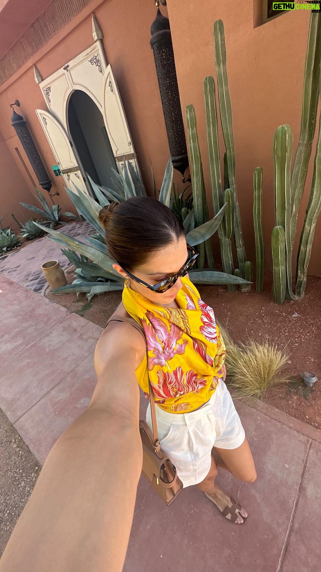 Iris Mittenaere Instagram - Ma technique préférée et ultra simple pour nouer mon foulard ! Vous me l’avez demandé ! La voilà ! Clairement je m’en sers tout le temps pour avoir plein de hauts dos nus différents 🫶🏻 Si besoin des phrases en français : 1) retourne ton foulard 2) fait un noeud au milieu 3) place le sur toi et noue les extrémités Et c’est goood ♥️ Domaine des Remparts Hotel & Spa Marrakech