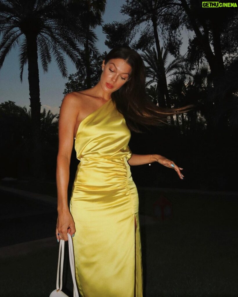 Iris Mittenaere Instagram - Maillot jaune de l’étape ( votre idée est bien meilleure que ma caption originale : Quand ton outfit remplace les rayons du soleil 🌞🌙 ) 😂 Photos retouchées / couleurs #summeroutfit #weddingoutfit Marrakech