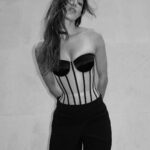 Iris Mittenaere Instagram - Choisis ton mood ! Le dernier look est mon pref 😄😄 et toi ? Demande en com pour les refs 🫶🏻 Paris, France