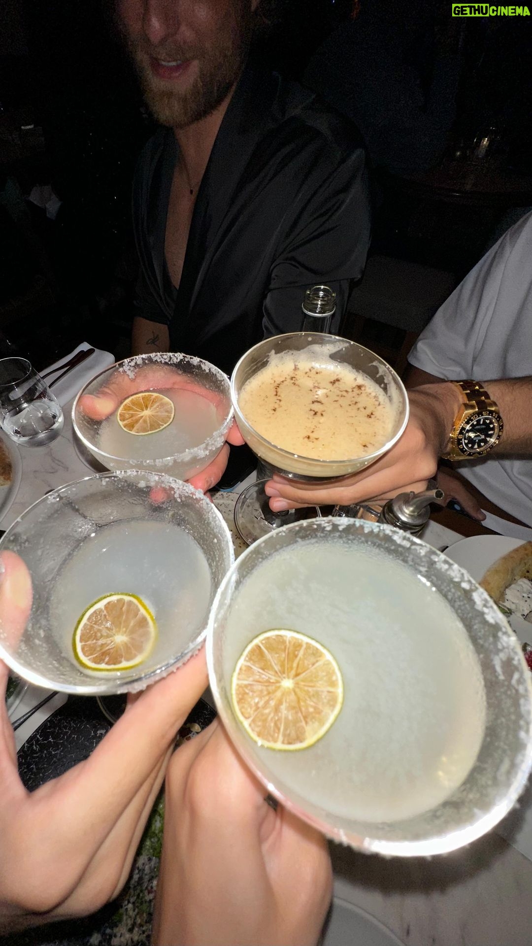 Iris Mittenaere Instagram - 📢 Say hi to “les ptis potins 🤫” !! J’ai créé un canal pour vous raconter tous mes potins du jour et surtout pouvoir vous raconter mes secrets et vous blablater sur toute ma vie 🫣🤣 à toute dans la conv 💖