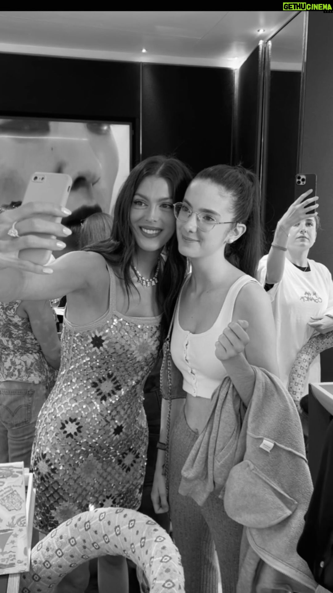 Iris Mittenaere Instagram - Je vous embarque dans les backstages d’une journée très spéciale 🫶🏻 merci du fond du cœur d’être venus me voir à Cannes 🥹 ! On le fait ou le prochain meet & greet ?!!! Dites moi en com ! J’irais dans la ville qui a le plus de commentaires 😄😄