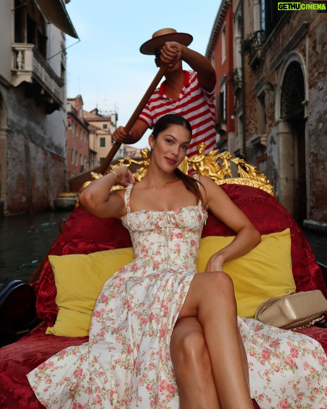Iris Mittenaere Instagram - Venise en 2 mood 🌸 ou 👑 ? Venezia,Italy