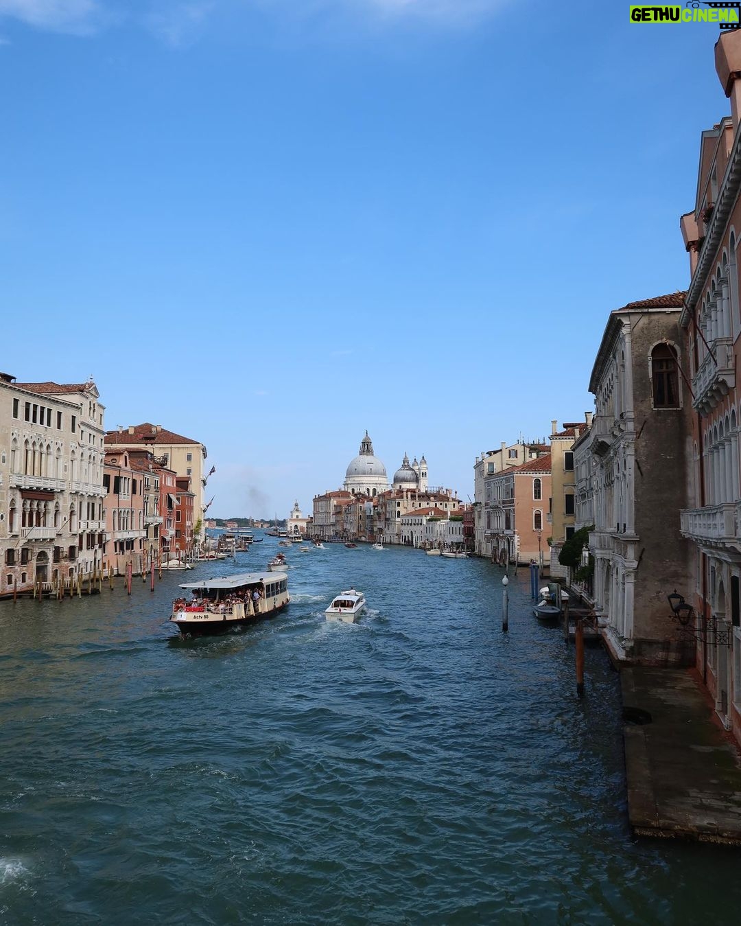 Iris Mittenaere Instagram - Venise en 2 mood 🌸 ou 👑 ? Venezia,Italy