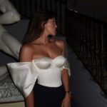 Iris Mittenaere Instagram - Bongiorno lago di Como 🇮🇹 J’ai trouvé un nouveau pote mais il avait pas trop l’air content de me voir .. Villa d'Este - Lake Como