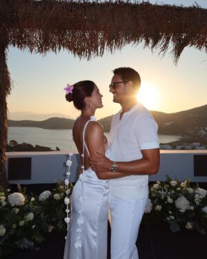 Iris Mittenaere Instagram - Celebrating Love 💗
Comment utiliser le sublime décor de @superplanner pour faire un nouveau fond d’écran 😂🫶🏻 
Félicitations @fionaelbaz & @sachaelbaz 🤍 c’est leur 9 eme mariage, ils se marient partout dans le monde 🥹#fionasachawedding