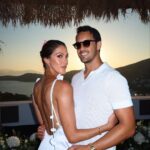 Iris Mittenaere Instagram - Celebrating Love 💗 Comment utiliser le sublime décor de @superplanner pour faire un nouveau fond d’écran 😂🫶🏻 Félicitations @fionaelbaz & @sachaelbaz 🤍 c’est leur 9 eme mariage, ils se marient partout dans le monde 🥹#fionasachawedding Ios, Greece