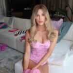 Iris Mittenaere Instagram - I really was the only one liking it ?!!!! 🤦🏼‍♀️vraiment ? On est sur qu’on tente jamais le blond ?! 🫣 la dernière c’est la vérité du bordel pendant les réels 😂 ( qui a vu l’invité surprise ? )