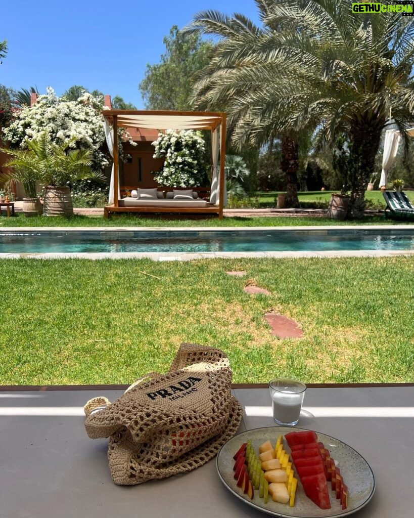 Iris Mittenaere Instagram - CONCOURS terminé ! voyage à Marrakech 🎁✈️ Vous avez adoré ce petit paradis … Alors nous avons décidé de vous offrir la chance de vivre ce séjour à vous aussi dans ce somptueux hotel 5 étoiles !! 2 piscines totalement différentes, des suites de 50m2 au jardin privatif vue piscine, et un réveil avec un petit déjeuner marocain 🤤😍 un rêve à gagner juste ici ! À gagner : -Vols aller retour pour 2 personnes ✈️ -4jours 3nuits au @domaine.des.remparts 🛏️ - suite deluxe 50m2 avec jardin privatif -Petits déjeuners offerts 🧇 -Transferts aéroport inclus Pour participer : -Me suivre & suivre @domaine.des.remparts -Taguer 2 amis en commentaire Vous pouvez participer autant de fois que vous le voulez ! Tirage au sort le 24 juillet 🍀 Dates à choisir toute l’année pendant 1an, excepté : - du 20/12 au 04/01 -octobre - avril. Collaboration commerciale Domaine des Remparts Hotel & Spa Marrakech