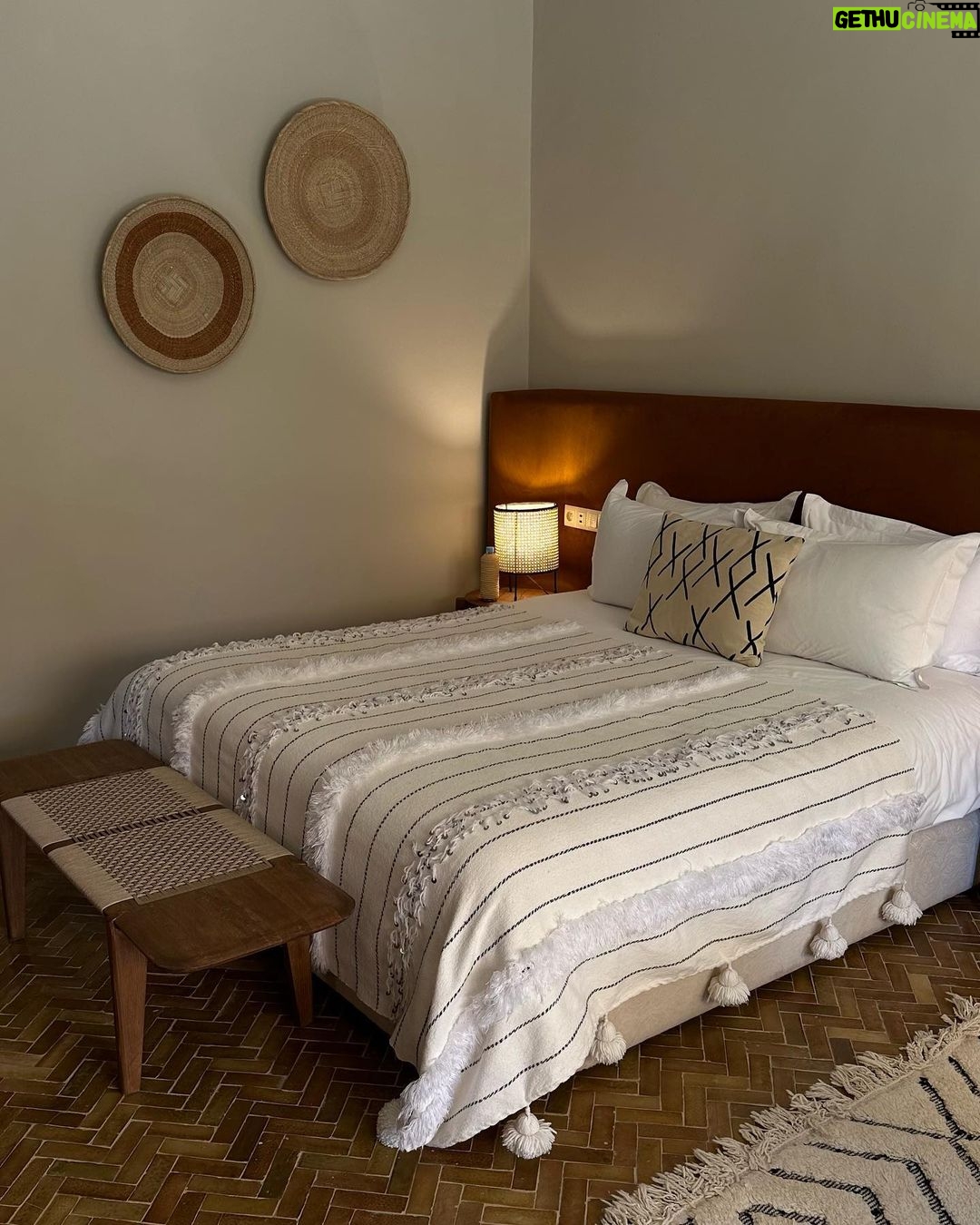 Iris Mittenaere Instagram - CONCOURS terminé ! voyage à Marrakech 🎁✈️ Vous avez adoré ce petit paradis … Alors nous avons décidé de vous offrir la chance de vivre ce séjour à vous aussi dans ce somptueux hotel 5 étoiles !! 2 piscines totalement différentes, des suites de 50m2 au jardin privatif vue piscine, et un réveil avec un petit déjeuner marocain 🤤😍 un rêve à gagner juste ici ! À gagner : -Vols aller retour pour 2 personnes ✈️ -4jours 3nuits au @domaine.des.remparts 🛏️ - suite deluxe 50m2 avec jardin privatif -Petits déjeuners offerts 🧇 -Transferts aéroport inclus Pour participer : -Me suivre & suivre @domaine.des.remparts -Taguer 2 amis en commentaire Vous pouvez participer autant de fois que vous le voulez ! Tirage au sort le 24 juillet 🍀 Dates à choisir toute l’année pendant 1an, excepté : - du 20/12 au 04/01 -octobre - avril. Collaboration commerciale Domaine des Remparts Hotel & Spa Marrakech