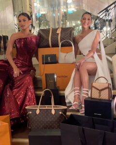 Iris Mittenaere Instagram - BIGGEST GIVEAWAY !! Worldwide 🫶🏻 DONE ✅ the winners received a Dm We've decided among girlfriends to spoil you and offer 6 lucky people the bag of their dreams!! 🎁👜 Participating is super easy!! * Follow @irismittenaeremf * Follow @piawurtzbach * Tag 2 friends in the comments and mention the bag you want. You can enter as many times as you want for each bag! It's unlimited 😄 Draw on 14/07 Good luck! 🍀 BIG CONCOURS !! On a décidé entres copines, de vous gâter et d’offrir à 6 personnes le sac de leurs rêves !! 🎁👜 Pour participer c’est ultra simple !! •Suis @irismittenaeremf •Suis @piawurtzbach •Tague 2 amis en commentaire en mettant le sac que tu veux Tu peux participer autant de fois que possible pour chaque sac ! C’est illimité 😄 Tirage au sort le 14/07 Bonne chance 🍀 Cannes