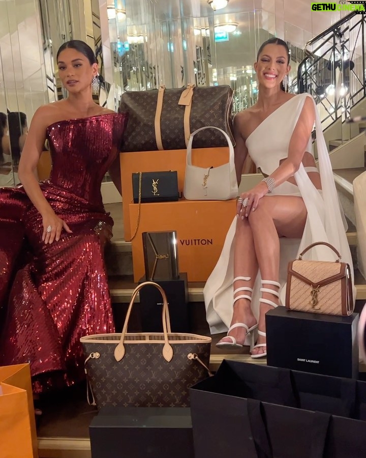 Iris Mittenaere - 243K Likes - BIGGEST GIVEAWAY !! Worldwide 🫶🏻 DONE ✅ the winners received a Dm
We've decided among girlfriends to spoil you and offer 6 lucky people the bag of their dreams!! 🎁👜
Participating is super easy!!
* Follow @irismittenaeremf
* Follow @piawurtzbach
* Tag 2 friends in the comments and mention the bag you want.
You can enter as many times as you want for each bag! It's unlimited 😄
Draw on 14/07
Good luck! 🍀
BIG CONCOURS !!
On a décidé entres copines, de vous gâter et d’offrir à 6 personnes le sac de leurs rêves !! 🎁👜
Pour participer c’est ultra simple !!
•Suis @irismittenaeremf
•Suis @piawurtzbach
•Tague 2 amis en commentaire en mettant le sac que tu veux
Tu peux participer autant de fois que possible pour chaque sac ! C’est illimité 😄
Tirage au sort le 14/07
Bonne chance 🍀