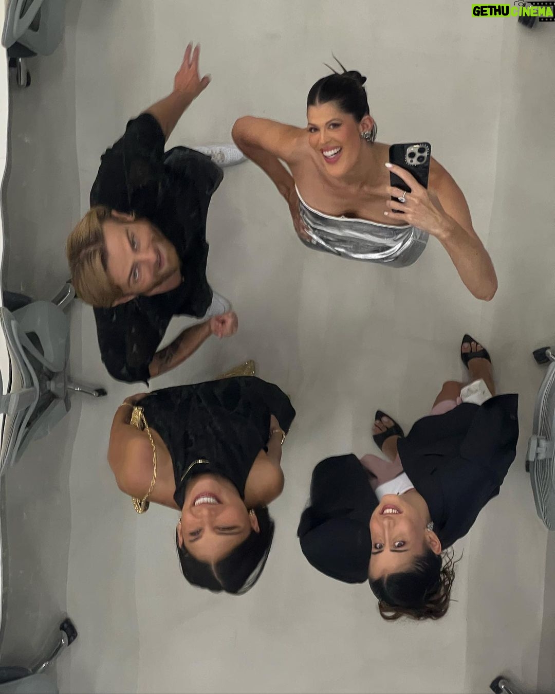 Iris Mittenaere Instagram - Just landed 🛸 ( littéralement pour moi 😂 ) Bravo @diegoelglaoui pour ces nouveaux bureaux @we.are.influence intergalactiques 😂😂