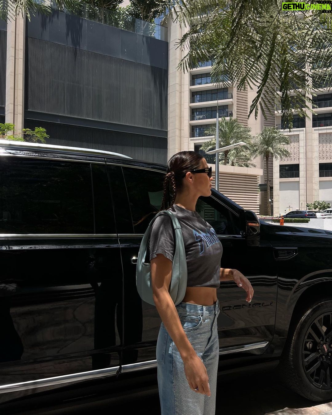 Iris Mittenaere Instagram - My cute outfit 💕. So sorry I couldn’t choose 🫣 les cheveux vous aimez ? C’est nouveau ahah j’aime bien Je suis la personne la plus indécise du monde 😌😅 Business Bay