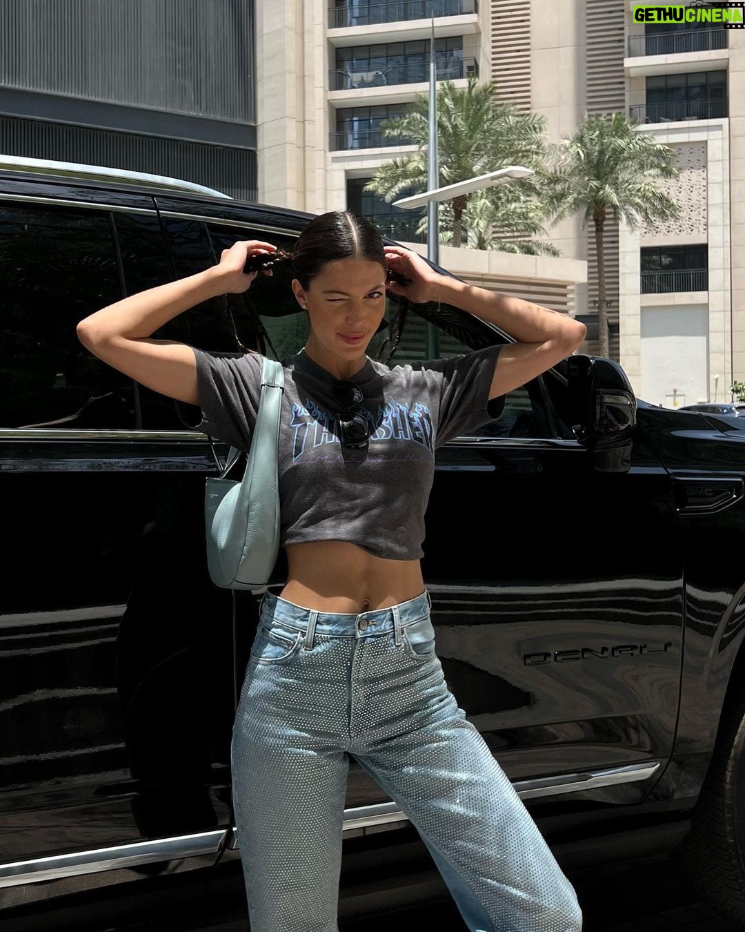 Iris Mittenaere Instagram - My cute outfit 💕. So sorry I couldn’t choose 🫣 les cheveux vous aimez ? C’est nouveau ahah j’aime bien Je suis la personne la plus indécise du monde 😌😅 Business Bay