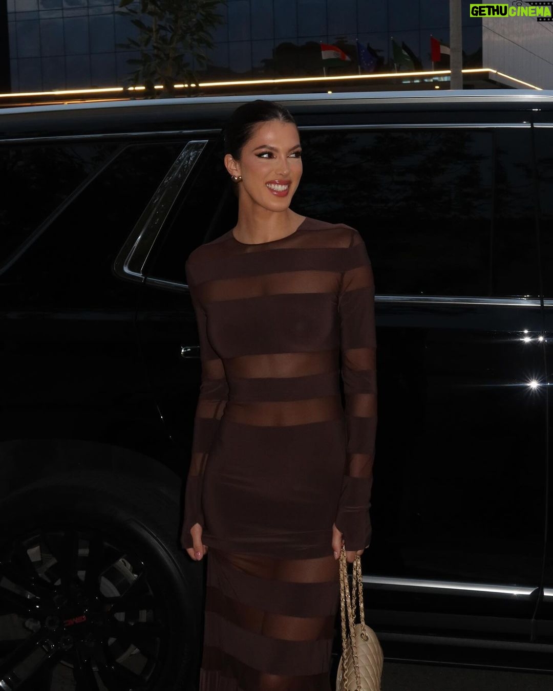 Iris Mittenaere Instagram - Stripe the pose 🦓