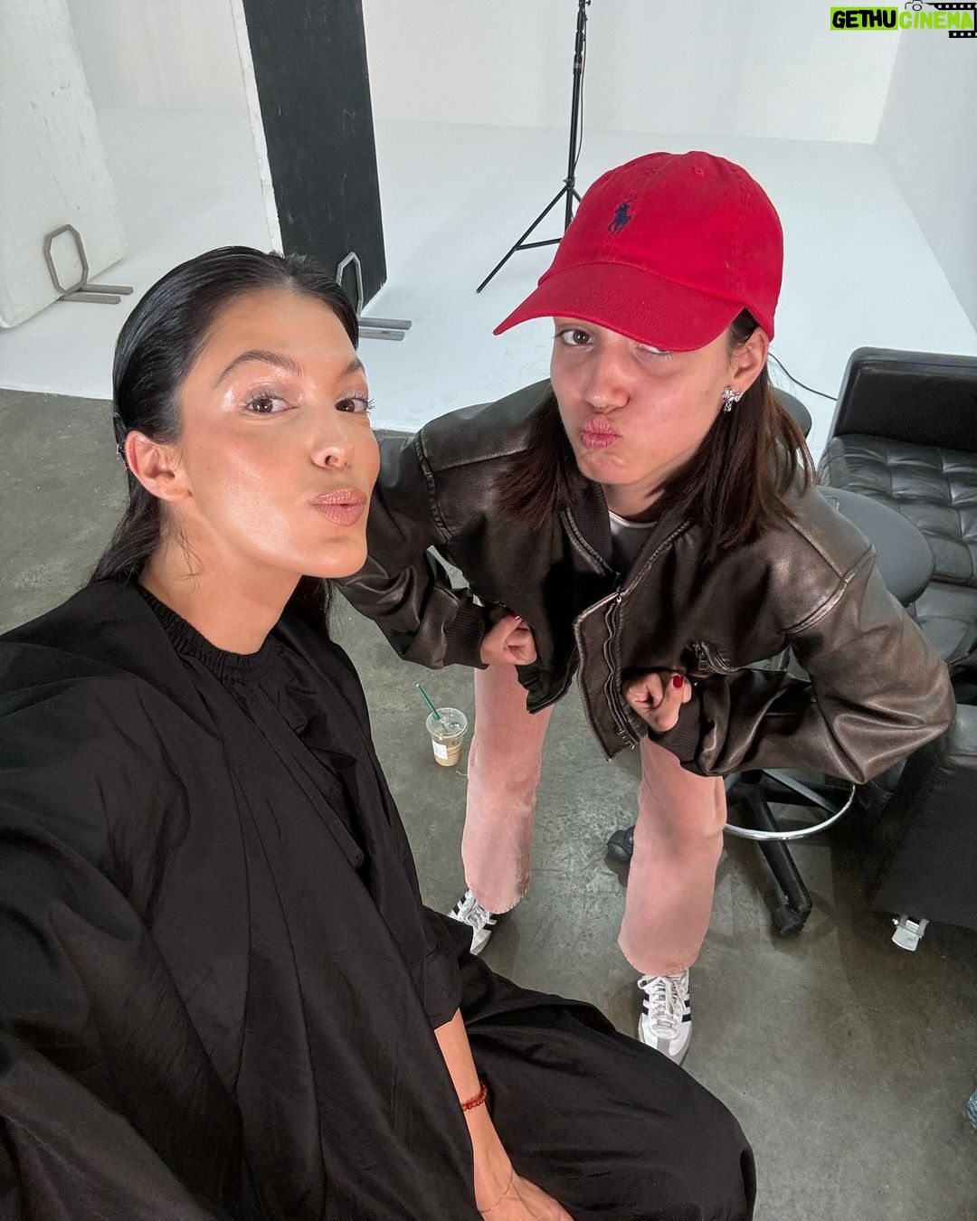 Iris Mittenaere Instagram - Viens jte montre comment se passe mon shoot 😄 !! 2) la dream team ✨ 2) la prépa qui décoiffe 💄 3) sluuuuurp 4) ready to slaaaay 😂 5) ça règle les lights ! Ou ça me peint 🎨🤷🏻♀️ 6) ce qu’ils voient 7) ce que je vois ❤️ 8 ) pas de chocolat 🍫 si t’as compris je t’aime. HotColdRental