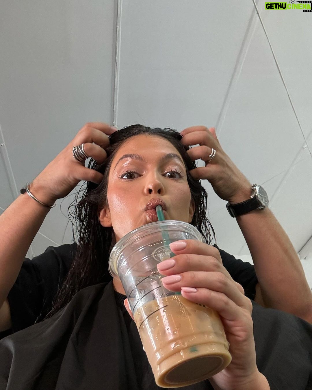 Iris Mittenaere Instagram - Viens jte montre comment se passe mon shoot 😄 !! 2) la dream team ✨ 2) la prépa qui décoiffe 💄 3) sluuuuurp 4) ready to slaaaay 😂 5) ça règle les lights ! Ou ça me peint 🎨🤷🏻♀️ 6) ce qu’ils voient 7) ce que je vois ❤️ 8 ) pas de chocolat 🍫 si t’as compris je t’aime. HotColdRental