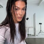 Iris Mittenaere Instagram – Viens jte montre comment se passe mon shoot 😄 !! 
2) la dream team ✨
2) la prépa qui décoiffe 💄
3) sluuuuurp
4) ready to slaaaay 😂
5) ça règle les lights ! Ou ça me peint 🎨🤷🏻‍♀️
6) ce qu’ils voient 
7) ce que je vois ❤️
8 ) pas de chocolat 🍫 si t’as compris je t’aime. HotColdRental