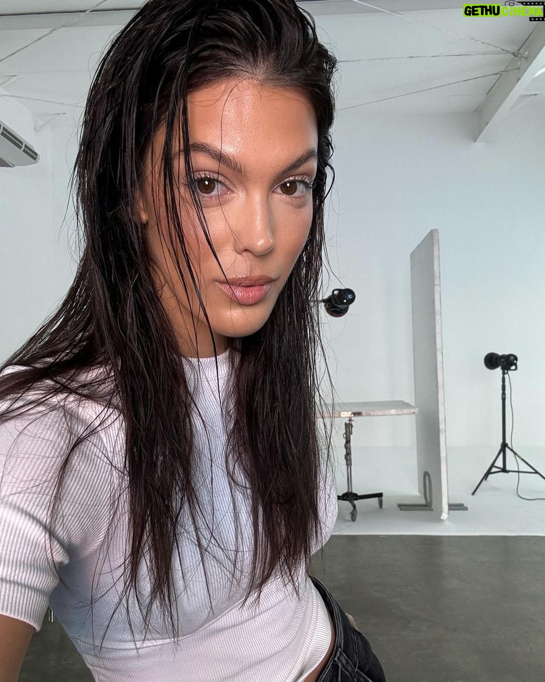 Iris Mittenaere Instagram - Viens jte montre comment se passe mon shoot 😄 !! 2) la dream team ✨ 2) la prépa qui décoiffe 💄 3) sluuuuurp 4) ready to slaaaay 😂 5) ça règle les lights ! Ou ça me peint 🎨🤷🏻♀️ 6) ce qu’ils voient 7) ce que je vois ❤️ 8 ) pas de chocolat 🍫 si t’as compris je t’aime. HotColdRental