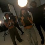 Iris Mittenaere Instagram - Viens jte montre comment se passe mon shoot 😄 !! 2) la dream team ✨ 2) la prépa qui décoiffe 💄 3) sluuuuurp 4) ready to slaaaay 😂 5) ça règle les lights ! Ou ça me peint 🎨🤷🏻‍♀️ 6) ce qu’ils voient 7) ce que je vois ❤️ 8 ) pas de chocolat 🍫 si t’as compris je t’aime. HotColdRental