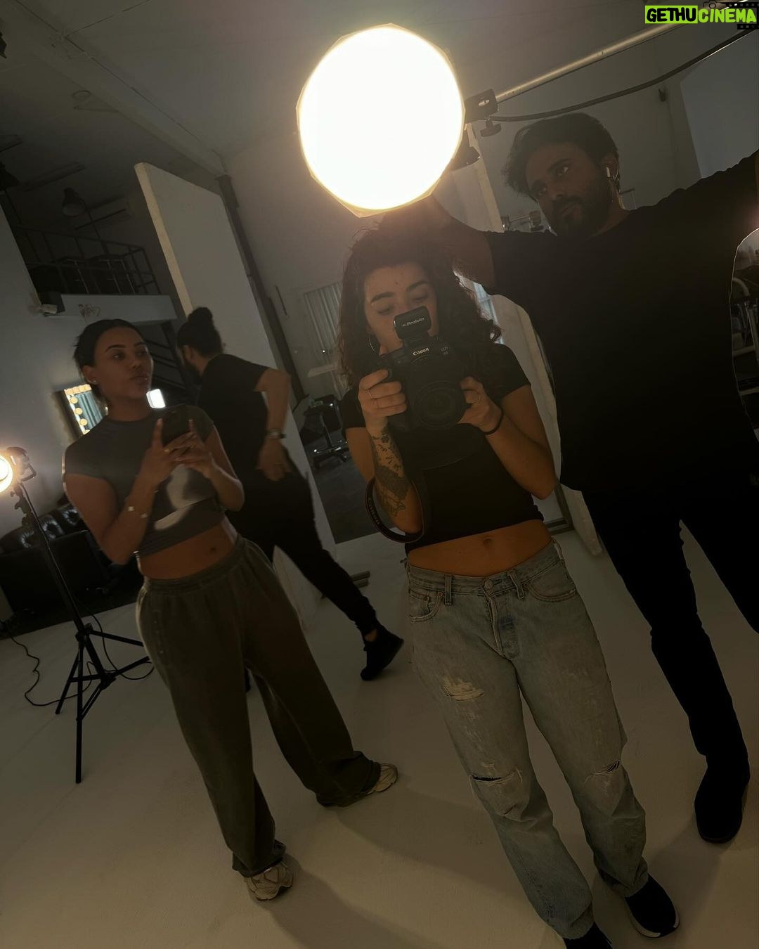 Iris Mittenaere Instagram - Viens jte montre comment se passe mon shoot 😄 !! 2) la dream team ✨ 2) la prépa qui décoiffe 💄 3) sluuuuurp 4) ready to slaaaay 😂 5) ça règle les lights ! Ou ça me peint 🎨🤷🏻♀️ 6) ce qu’ils voient 7) ce que je vois ❤️ 8 ) pas de chocolat 🍫 si t’as compris je t’aime. HotColdRental
