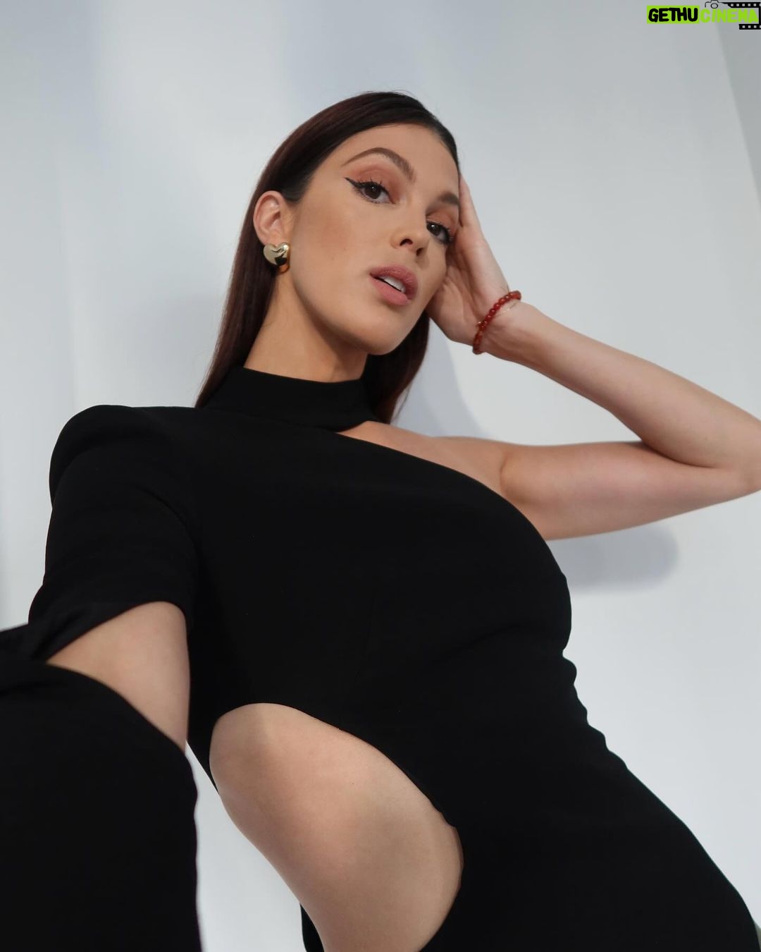 Iris Mittenaere Instagram - Collaboration Commerciale Plutôt Care & Glow 🎀✨ ? Ou mat naturel 🖤 ? J’ai utilisé la gamme teint Idole Ultra wear @lancomeofficial qui a 2 finis très différents ! ( ils sont incroyables, j’utilise le Care & Glow depuis septembre, il a un effet floutant naturel ! Et le Mat Naturel est juste parfait pour mes shootings photos ! ) #makeup #skincare