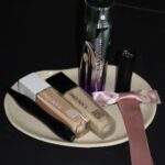 Iris Mittenaere Instagram – Collaboration Commerciale 
Plutôt Care & Glow 🎀✨ ? Ou mat naturel 🖤 ? 
J’ai utilisé la gamme teint Idole Ultra wear @lancomeofficial qui a 2 finis très différents ! ( ils sont incroyables, j’utilise le Care & Glow depuis septembre, il a un effet floutant naturel ! Et le Mat Naturel est juste parfait pour mes shootings photos ! ) #makeup #skincare