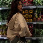 Iris Mittenaere Instagram – Pour les gens qui s’inquiètent et qui ont envie de dire : mais non, sport légumes pourquoi t’imposer cette vie atroce ?! 🥒💀
Promis j’ai pris des chips 😉😂