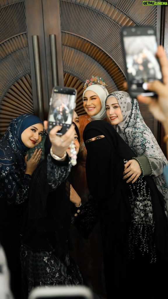 Irish Bella Instagram - Alhamdulillah, bisa menjadi bagian dari @arinnahijab_official dengan berbagai karya dress muslimah brand lokal yang cantik ✨ Happy 1st Anniversary @arinnahijab_official 🩷 Headpiece @monliesmade MUA @zicoco.imam
