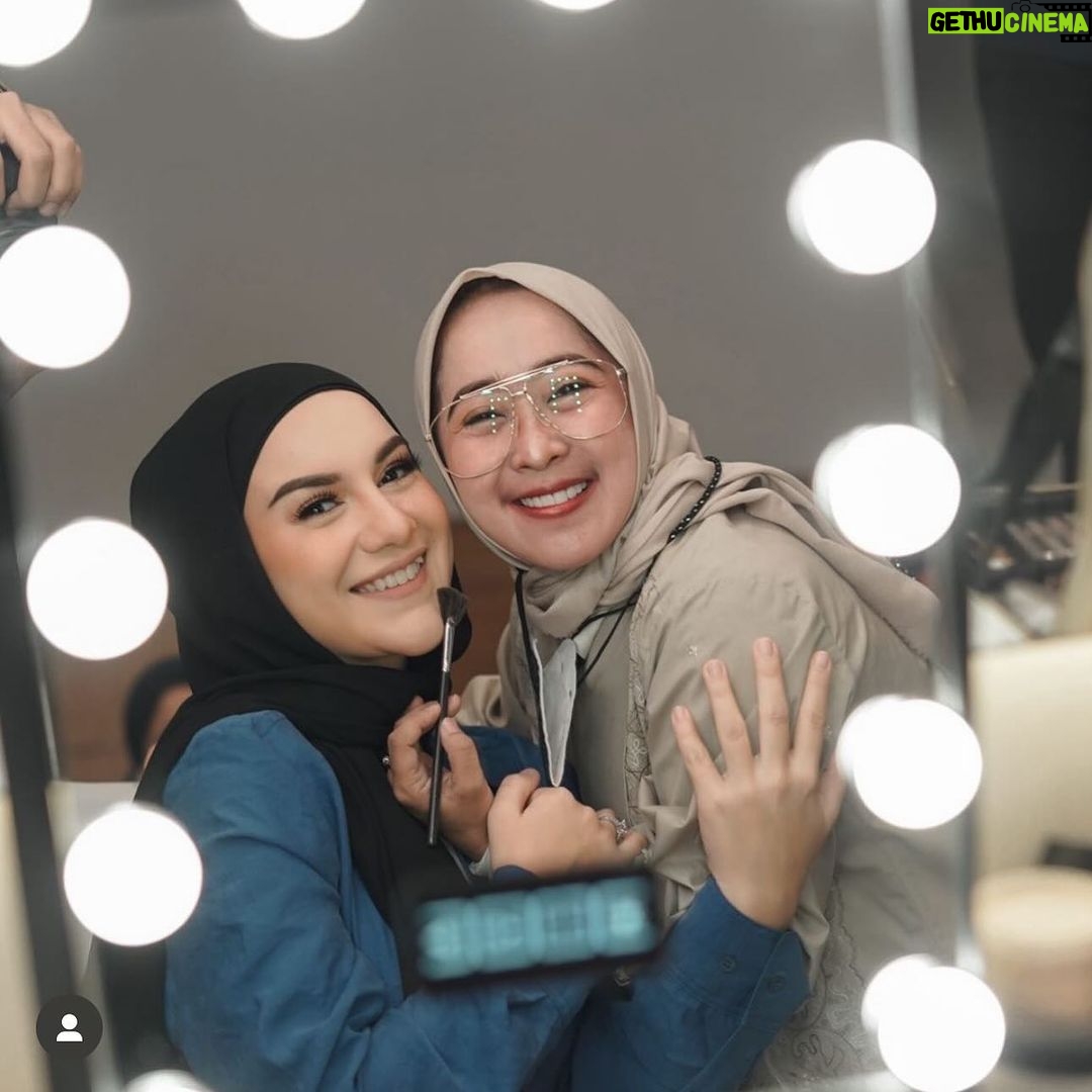 Irish Bella Instagram - MasyaAllah, Alhamdulillah.. Allah selalu baik atas kehidupan yang sudah dan akan aku jalani 🥹 Seperti dipertemukan dengan Teteh Ernia yang selalu support dari aku masih gadis sampai bisa ada di titik sekarang. Di event launching kemarin ga akan semeriah tanpa bantuan Teteh Ernie. The Best planner on this industry. Love you teteh 🫶🏼See you on another project 💕