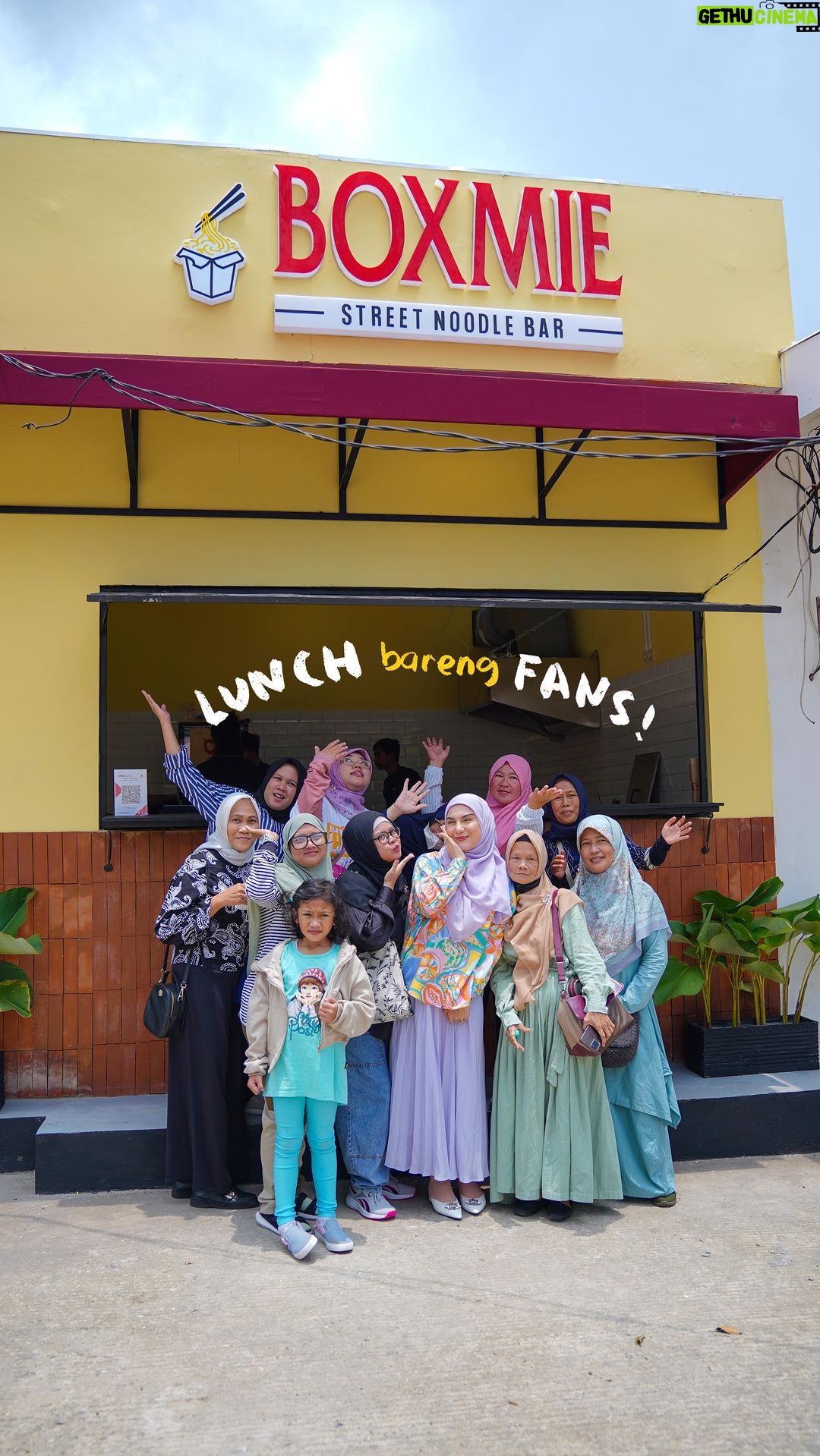Irish Bella Instagram - Alhamdulillah bisa kumpul dan ajak fans makan mie favorit aku 😍 @boxmie Dan sebentar lagi kita akan menjalani ibadah di bulan suci Ramadhan 🫶🏻 Siapa yang udah gak sabar buka bersama keluarga dan teman?? Wajib banget cobain bukber di Boxmie karena banyak varian menu yang pasti enak dan porsinya bikin kenyang ✨ Buat yang bingung @boxmie ada dimana aja, aku spill yaaa .. 📍Gading Serpong 📍Kebon Jeruk 📍Hj Nawi 📍Thamrin 📍Cibubur 📍Tj Duran 📍Jogja 📍Flamboyan