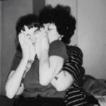 Isabella Moreira Instagram - Dois anos de nós, minha vida! E que sorte a minha de viver esses anos com você! As conversas que nunca acabam, as danças estranhas na cozinha, as reações sempre tão intensas e divertidas. A forma que você me beija antes de dormir e a que me abraça ao acordar. Os detalhes do nosso dia a dia que fazem tanta falta na distância - distância essa que é, até o momento, a grande e constante vilã do nosso conto de fadas. Mas não me preocupo com ela já que tem um anel na minha mão direita que mantem a promessa de uma vida ao seu lado. Além é claro dos meus planos ultra organizados em pastas e cadernos e agendas da forma mais "tenho ascendente em virgem" possível. Ando animada pra colocar em pratica cada detalhe: primeiro nossa casa, depois o casamento e quem sabe até os filhos que demos os nome dois anos atras não cheguem também... Sonho as coisas mais comuns, mas ao seu lado ficam extraordinárias pelo simples fato de que agora meus sonhos são com você. Obrigada, meu amor, pelo presente que foi ser sua namorada nesses dois anos, que é agora ser sua noiva e que em algum momento sera ser sua esposa. Desde o primeiro momento que te vi eu soube que era pra sempre. Te amo, minha noiva, pra sempre! Você é minha sorte! Feliz Dois Anos 💘🦥