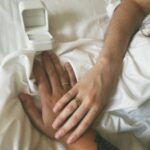 Isabella Moreira Instagram - Eu vou me casar. A cada 30 segundos eu repito essa frase a mim mesma pra ter certeza de que não estou sonhando acordada. Eu vou me casar. Não imaginava viver isso nem nos meus melhores sonhos. Eu vou me casar. Nunca foi o meu sonho, ou melhor, nunca tinha sido até eu conhecer a Isabella. Eu vou me casar. Essa mulher ressignificou o amor pra mim, me faz flutuar, me mostrou que existe um amor que não machuca, um amor que fortalece, que me dá vontade de chorar de alegria. Eu vou me casar. Eu avisei que repetia demais essa frase. Eu vou me casar, e as minhas pernas estremecem toda vez que olho pra minha mão e vejo essa aliança dourada. Obrigada @reisman_aliancas por terem feito parte desse momento tão especial e único pra nós duas. Eu vou me casar! EU VOU ME CASAR! Obrigada a todos vocês que sempre nos apoiam, nos enchem de carinho, e sempre estão com a gente. Amamos vocês! NÓS VAMOS NOS CASAR! 💍💘🦥 Paris, France