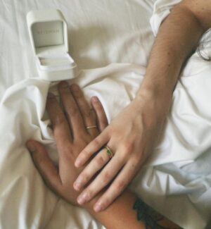 Isabella Moreira Instagram - Eu vou me casar. A cada 30 segundos eu repito essa frase a mim mesma pra ter certeza de que não estou sonhando acordada. Eu vou me casar. Não imaginava viver isso nem nos meus melhores sonhos. Eu vou me casar. Nunca foi o meu sonho, ou melhor, nunca tinha sido até eu conhecer a Isabella. Eu vou me casar. Essa mulher ressignificou o amor pra mim, me faz flutuar, me mostrou que existe um amor que não machuca, um amor que fortalece, que me dá vontade de chorar de alegria. Eu vou me casar. Eu avisei que repetia demais essa frase. 
Eu vou me casar, e as minhas pernas estremecem toda vez que olho pra minha mão e vejo essa aliança dourada. Obrigada @reisman_aliancas por terem feito parte desse momento tão especial e único pra nós duas. Eu vou me casar! EU VOU ME CASAR! 
Obrigada a todos vocês que sempre nos apoiam, nos enchem de carinho, e sempre estão com a gente. Amamos vocês! 
NÓS VAMOS NOS CASAR! 💍💘🦥