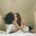 Isabella Moreira Instagram - Eu vou me casar. A cada 30 segundos eu repito essa frase a mim mesma pra ter certeza de que não estou sonhando acordada. Eu vou me casar. Não imaginava viver isso nem nos meus melhores sonhos. Eu vou me casar. Nunca foi o meu sonho, ou melhor, nunca tinha sido até eu conhecer a Isabella. Eu vou me casar. Essa mulher ressignificou o amor pra mim, me faz flutuar, me mostrou que existe um amor que não machuca, um amor que fortalece, que me dá vontade de chorar de alegria. Eu vou me casar. Eu avisei que repetia demais essa frase. Eu vou me casar, e as minhas pernas estremecem toda vez que olho pra minha mão e vejo essa aliança dourada. Obrigada @reisman_aliancas por terem feito parte desse momento tão especial e único pra nós duas. Eu vou me casar! EU VOU ME CASAR! Obrigada a todos vocês que sempre nos apoiam, nos enchem de carinho, e sempre estão com a gente. Amamos vocês! NÓS VAMOS NOS CASAR! 💍💘🦥 Paris, France
