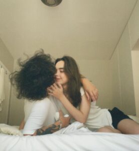 Isabella Moreira Instagram - Eu vou me casar. A cada 30 segundos eu repito essa frase a mim mesma pra ter certeza de que não estou sonhando acordada. Eu vou me casar. Não imaginava viver isso nem nos meus melhores sonhos. Eu vou me casar. Nunca foi o meu sonho, ou melhor, nunca tinha sido até eu conhecer a Isabella. Eu vou me casar. Essa mulher ressignificou o amor pra mim, me faz flutuar, me mostrou que existe um amor que não machuca, um amor que fortalece, que me dá vontade de chorar de alegria. Eu vou me casar. Eu avisei que repetia demais essa frase. Eu vou me casar, e as minhas pernas estremecem toda vez que olho pra minha mão e vejo essa aliança dourada. Obrigada @reisman_aliancas por terem feito parte desse momento tão especial e único pra nós duas. Eu vou me casar! EU VOU ME CASAR! Obrigada a todos vocês que sempre nos apoiam, nos enchem de carinho, e sempre estão com a gente. Amamos vocês! NÓS VAMOS NOS CASAR! 💍💘🦥 Paris, France