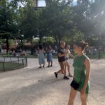Isabella Moreira Instagram - a torre nunca perde seu efeito 🤍🇫🇷✨🌿😭 um grande abraço pra querida que tirou foto minha e da halana na torre, te amo lenda 🫶 (ultimo video = halana e eu no futuro) Eiffel Tower, Paris, France