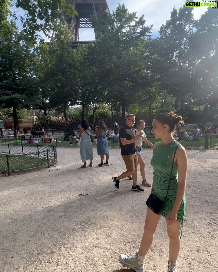 Isabella Moreira Instagram - a torre nunca perde seu efeito 🤍🇫🇷✨🌿😭 um grande abraço pra querida que tirou foto minha e da halana na torre, te amo lenda 🫶 (ultimo video = halana e eu no futuro) Eiffel Tower, Paris, France