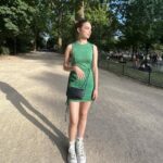 Isabella Moreira Instagram - a torre nunca perde seu efeito 🤍🇫🇷✨🌿😭 um grande abraço pra querida que tirou foto minha e da halana na torre, te amo lenda 🫶 (ultimo video = halana e eu no futuro) Eiffel Tower, Paris, France