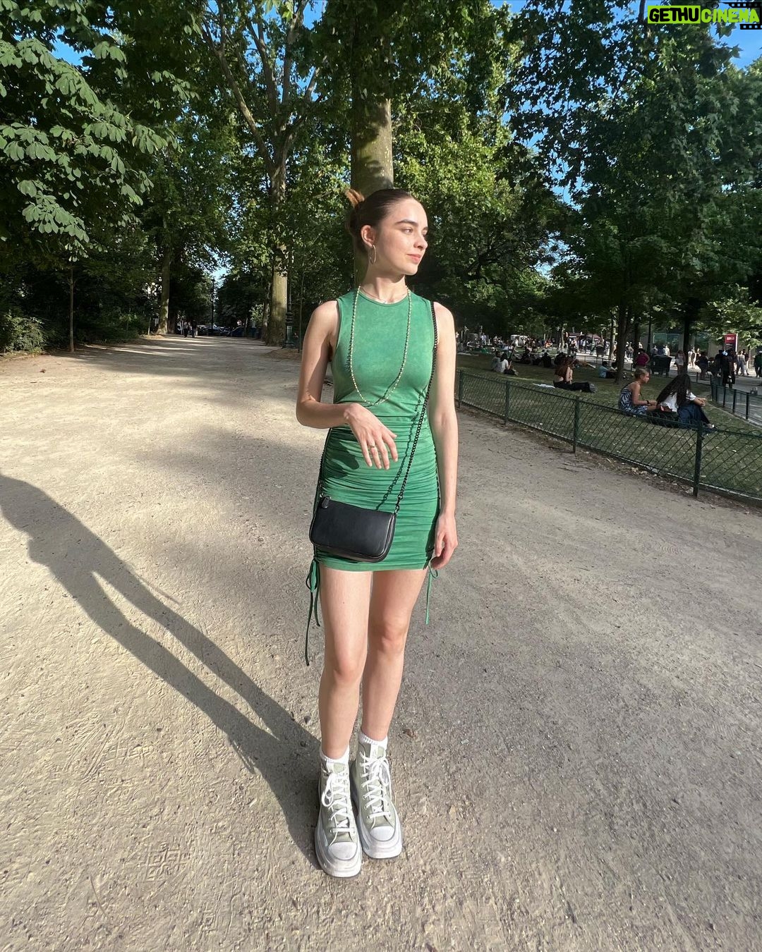 Isabella Moreira Instagram - a torre nunca perde seu efeito 🤍🇫🇷✨🌿😭 um grande abraço pra querida que tirou foto minha e da halana na torre, te amo lenda 🫶 (ultimo video = halana e eu no futuro) Eiffel Tower, Paris, France